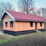 Nový dom z tehál a šikmou strechou