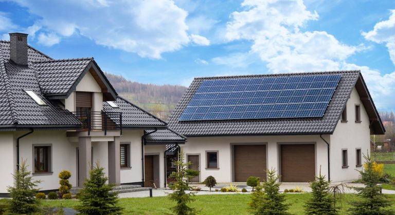 Veľký rodinný dom so solárnymi kolektormi