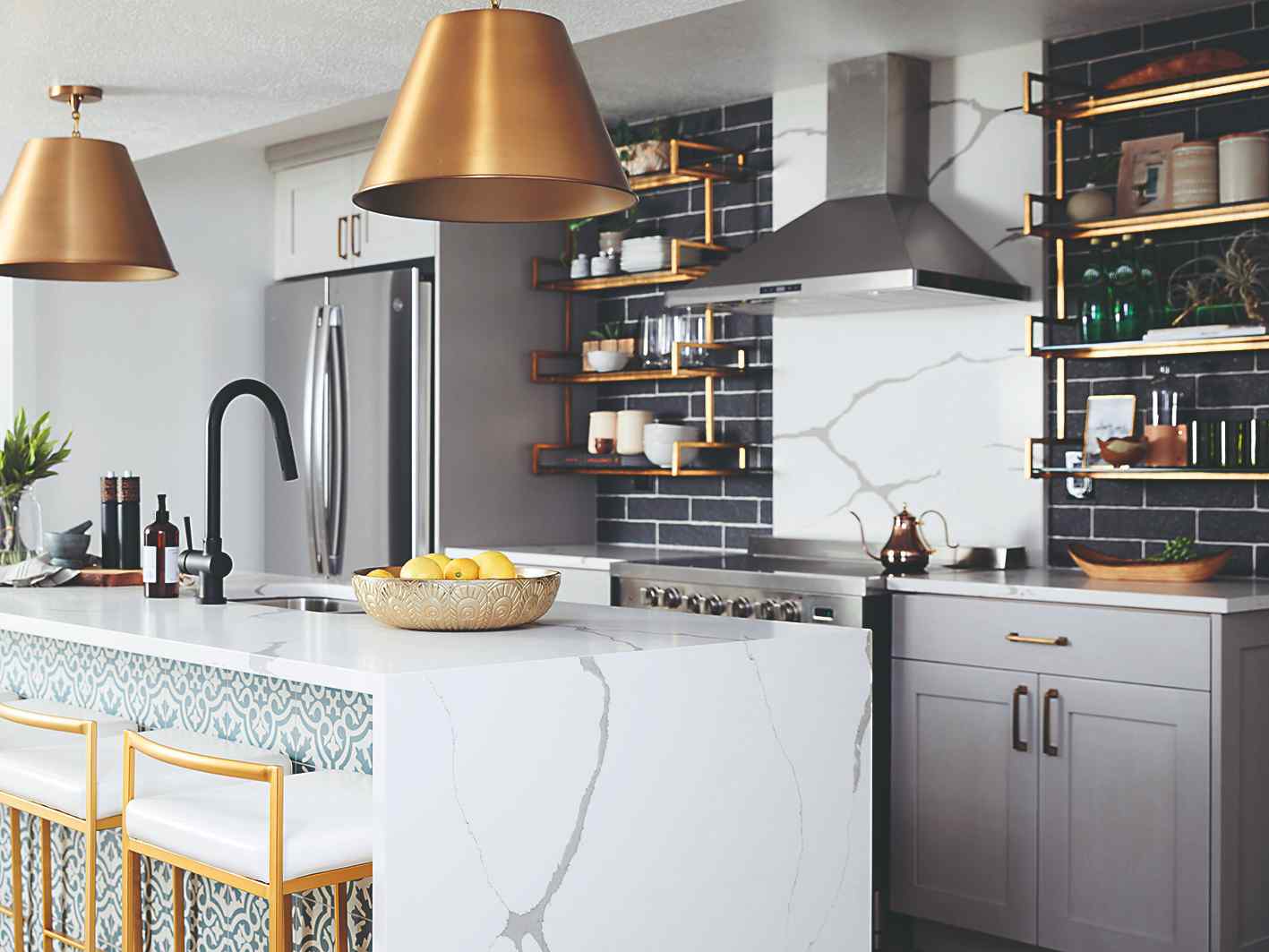 Moderná sivá kuchyňa s ostrovčekom a zlatými lampami
