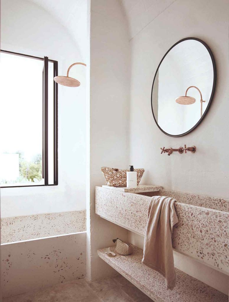 Pastelovo ružová kúpeľňa s veľkým oknom