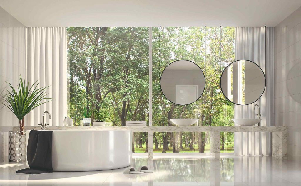 Luxusná kúpeľňa s presklením a výhľadom do prírody