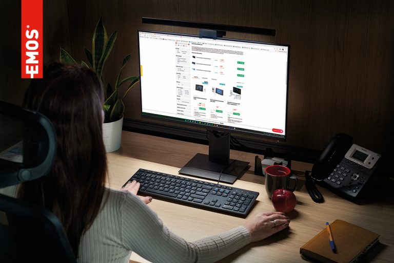 Žena pozerá v počítači na webstránke svietidlá