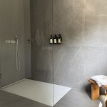Bezbariérová sprchová vanička v jednoduchom modernom kúte