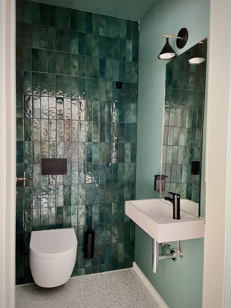 Toaleta so zelenou lesklou mramorovou stenou