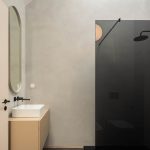 Kúpeľňa s čiernym sprchovacím kútom