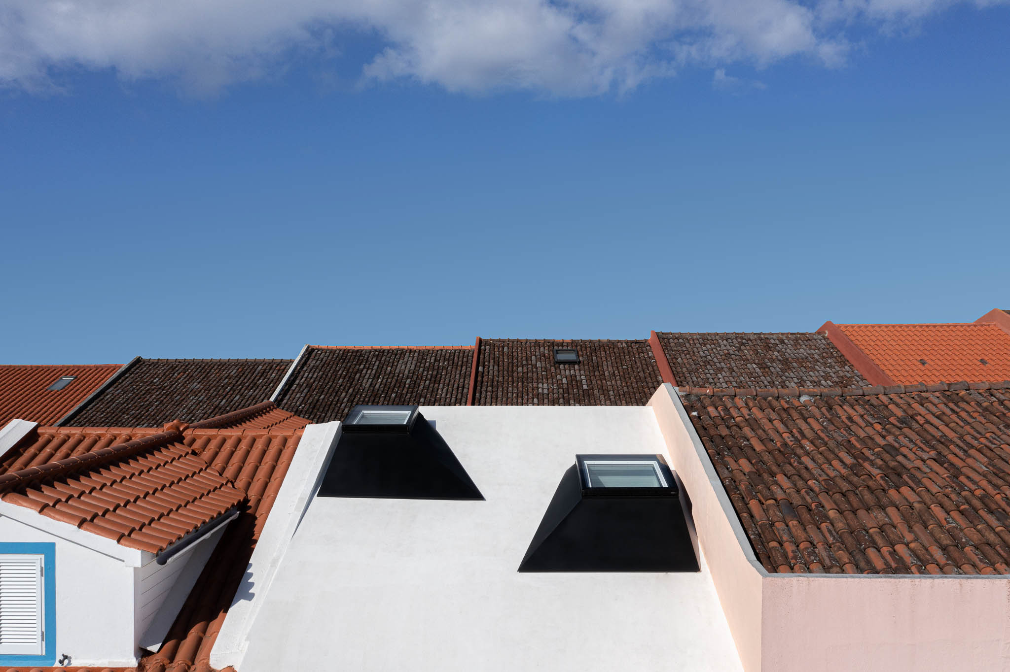 Casa dos Moinhos em Ponta Delgada, Açores com arquitectura box:
