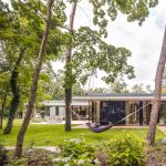 Prízemný presklený bungalov s terasou a hojdacou sieťou