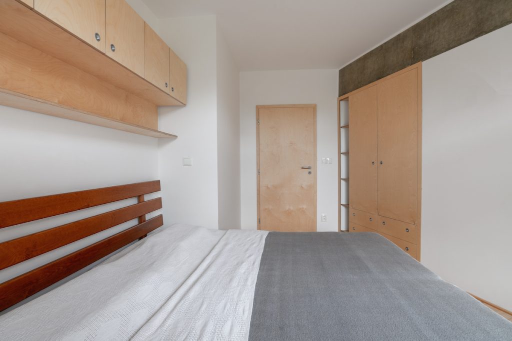 Jednoduchá spálňa s dreveným nábytkom