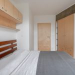 Jednoduchá spálňa s dreveným nábytkom