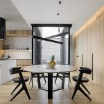 Industriálna jedáleň s čiernymi dizajnovými stoličkami
