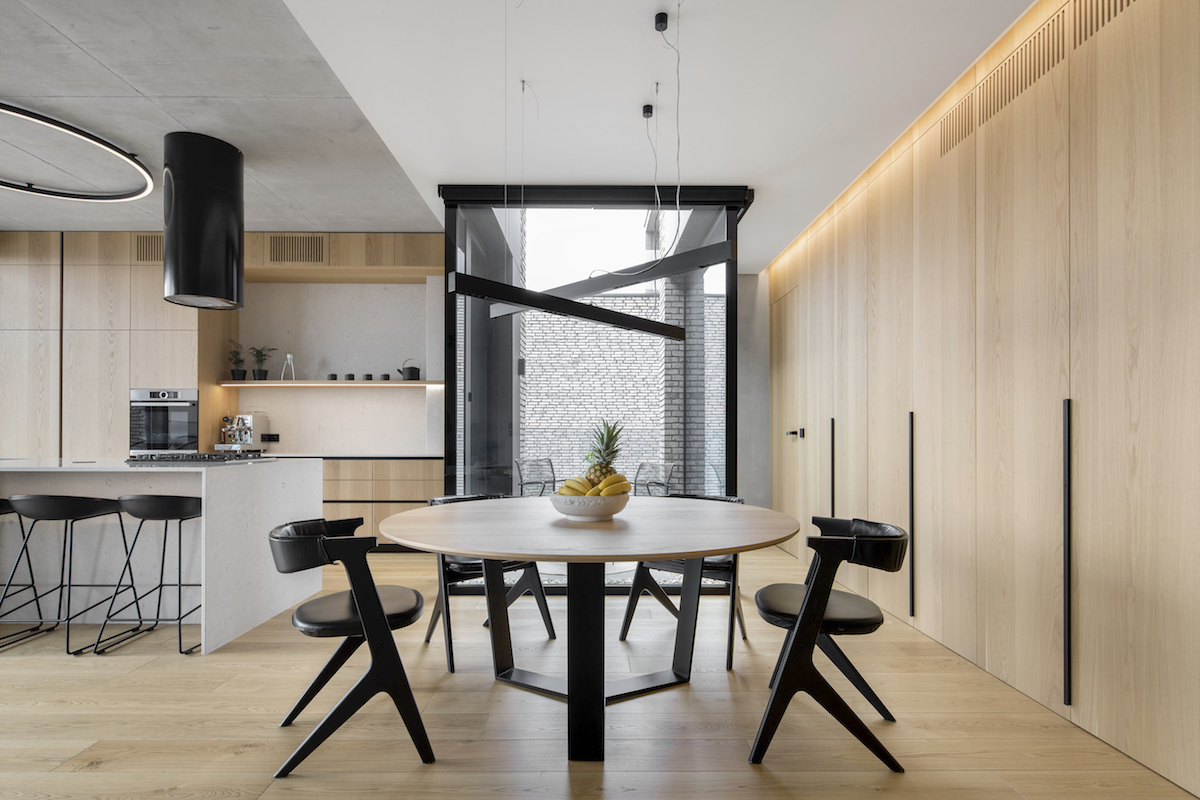 Industriálna jedáleň s čiernymi dizajnovými stoličkami