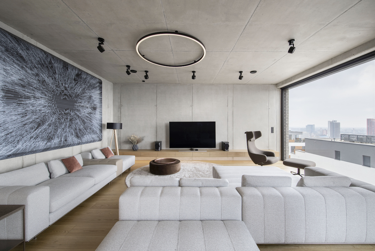 Veľká obývačka so sivou sedačkou a veľkým op-art dielom