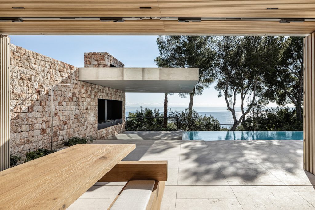 Stredomorská vila s kamennou fasádou a bazénom