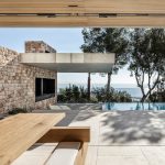 Stredomorská vila s kamennou fasádou a bazénom
