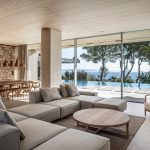 Stredomorská obývačka vo vile s bazénom