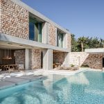 Stredomorská vila s kamennou fasádou bazénom a presklením