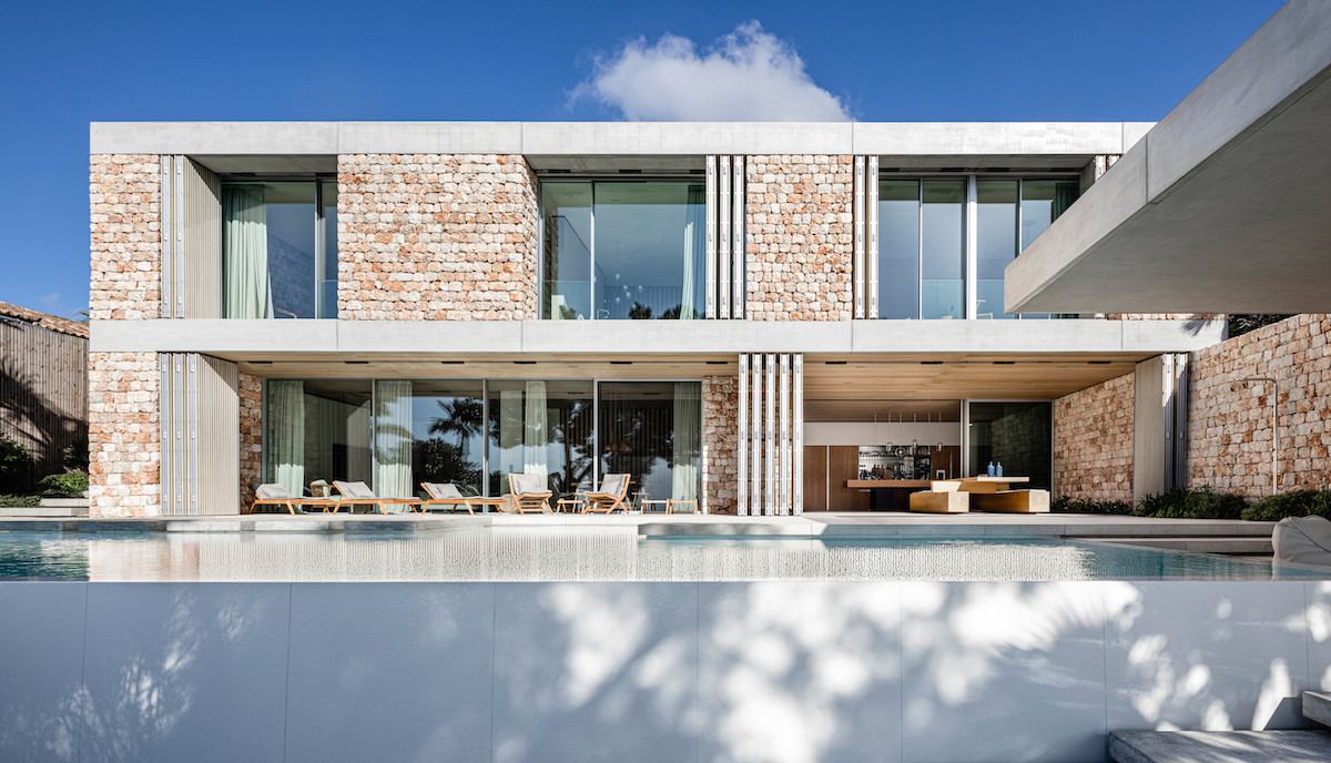 Použitie miestneho lomového kameňa na fasádu je zároveň odkazom na malorskú vernakulárnu architektúru.