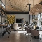 Otvorený moderný spoločenský priestor s obývačkou jedálňou a barovým sedením