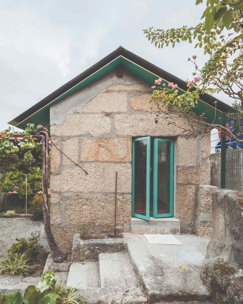 Malý žulový domček s tyrkysovými oknami