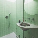 Malá zelená kúpeľňa so sprchou