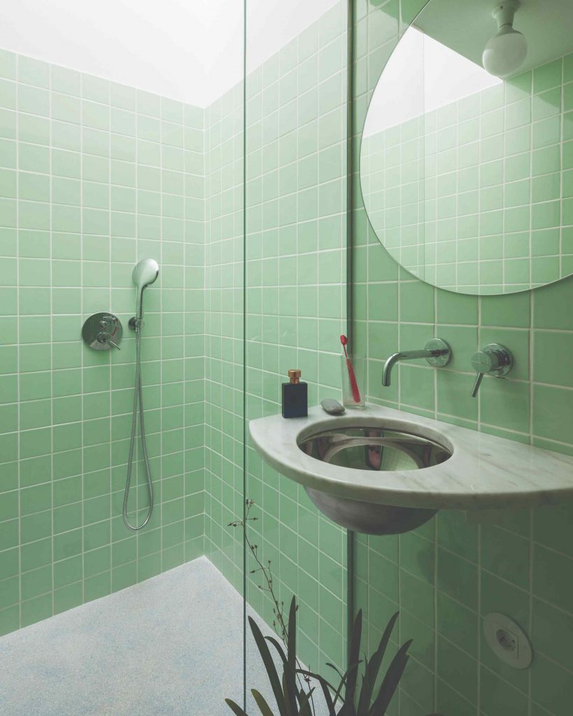 Malá zelená kúpeľňa so sprchou