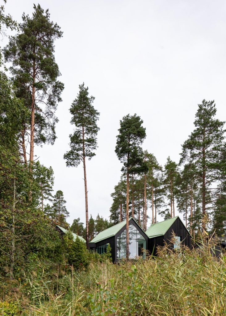 Tri chaty s presklením a opaľovaného dreva vedľa seba