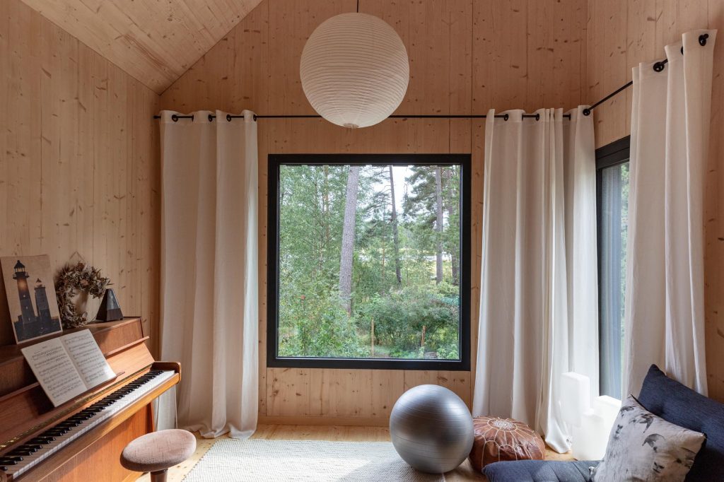 Izba v chate z dreva s veľkým oknom