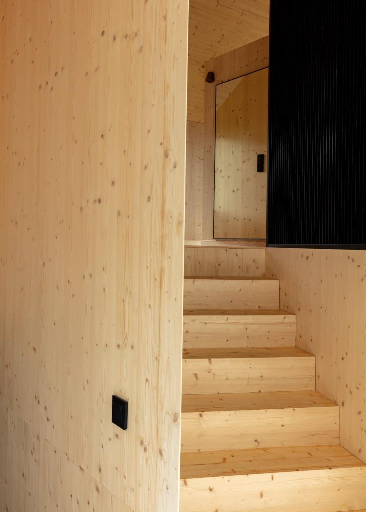 Masívne drevené schodisko zo svetlého dreva
