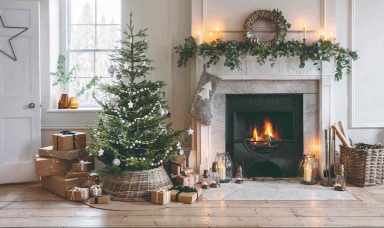 Krb s vianočným stromčekom a výzdobou