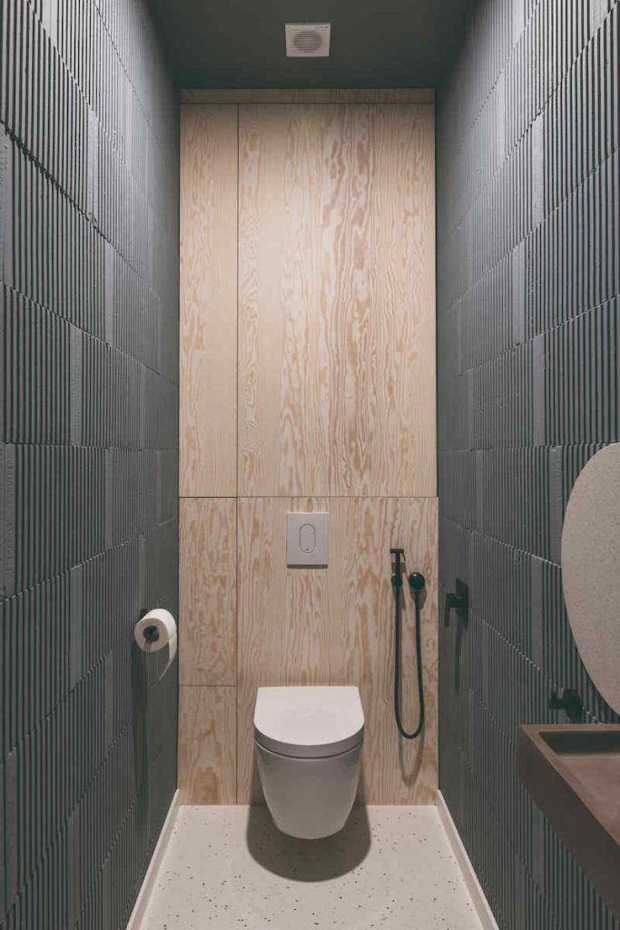Toaleta s drevenou stenou a odhalenými stenami