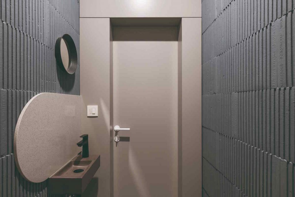 Toaleta s drevenou stenou a odhalenými stenami