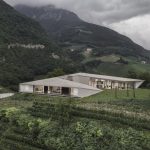 Moderná vila v tvare U na kopci s vinicami