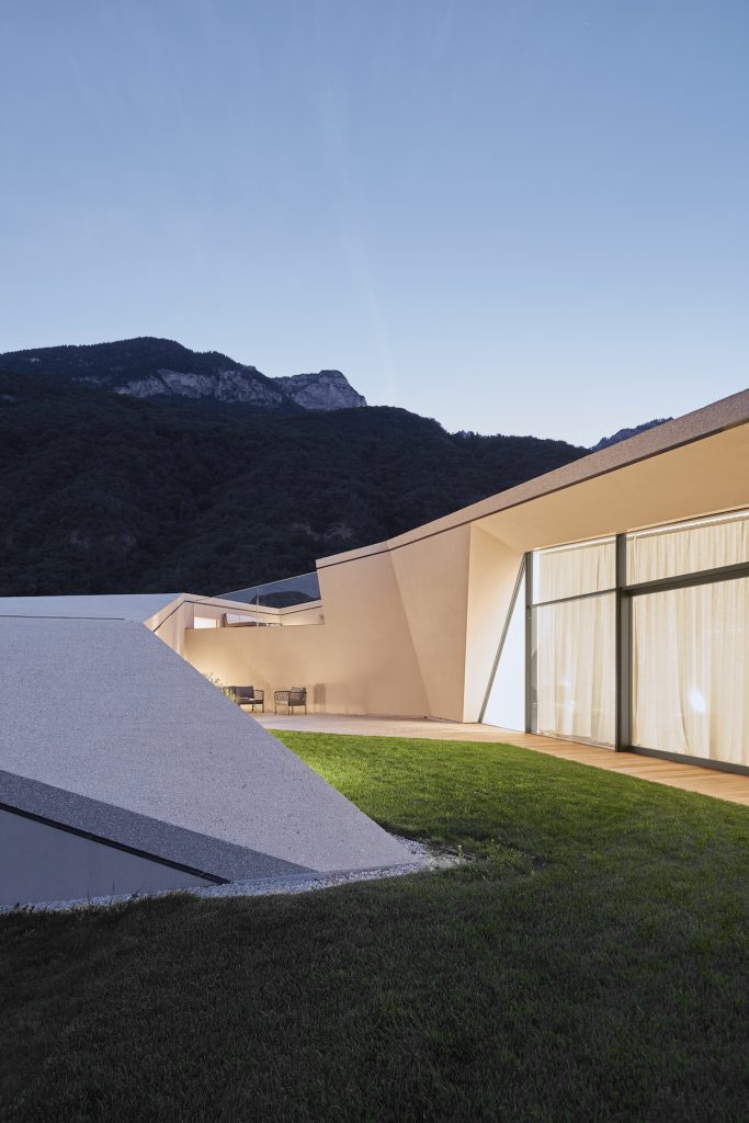 Moderná biela geometrická vila na kopci
