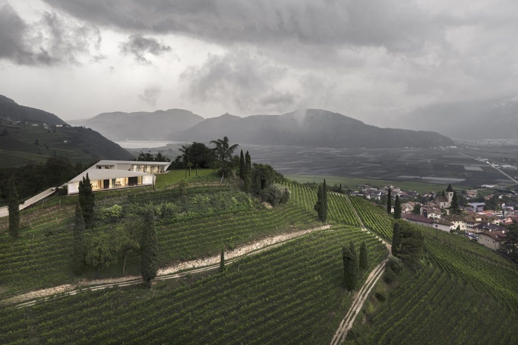 Moderná vila v tvare U na kopci s vinicami
