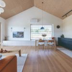 Prírodná obývačka spojená s kuchyňou pod šikmým stropom