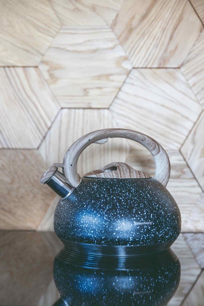 Hexagónový drevený obklad za čajníkom