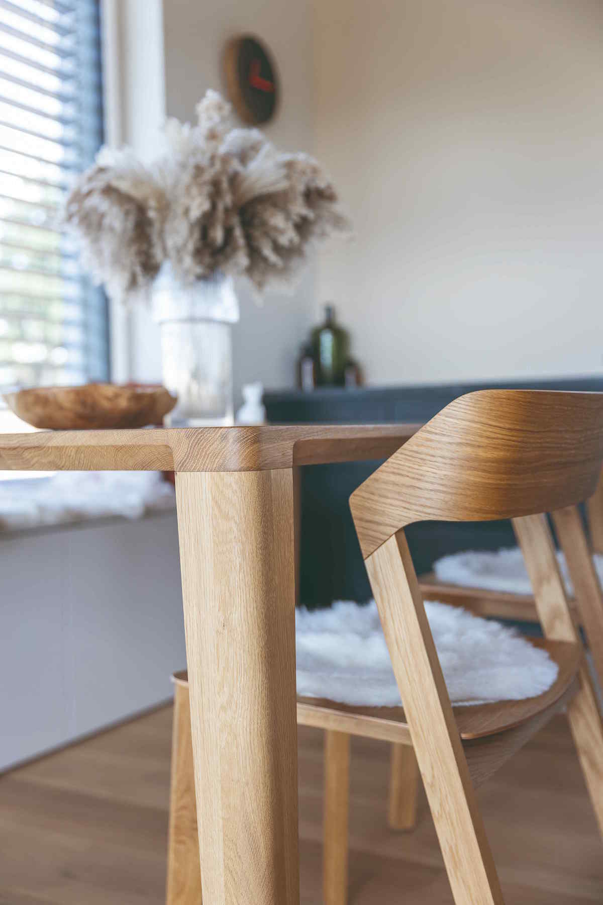 Detail dreveného dizajnového stola a stoličky