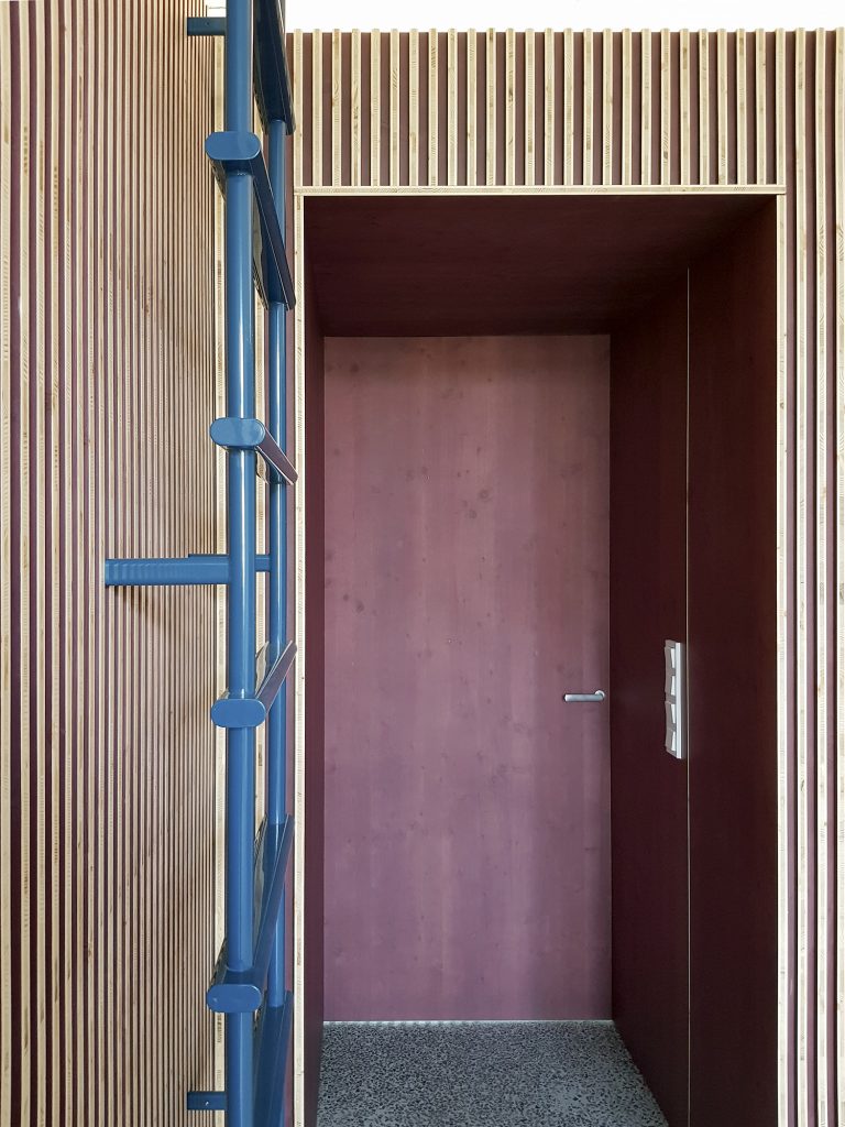 Drevený box s úložným priestorom a rebríkom