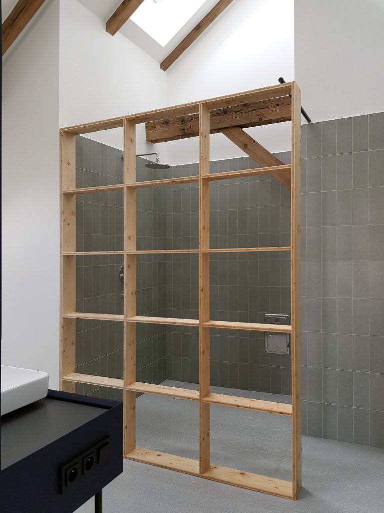 Moderný sprchovací kút s dreveným paravánom