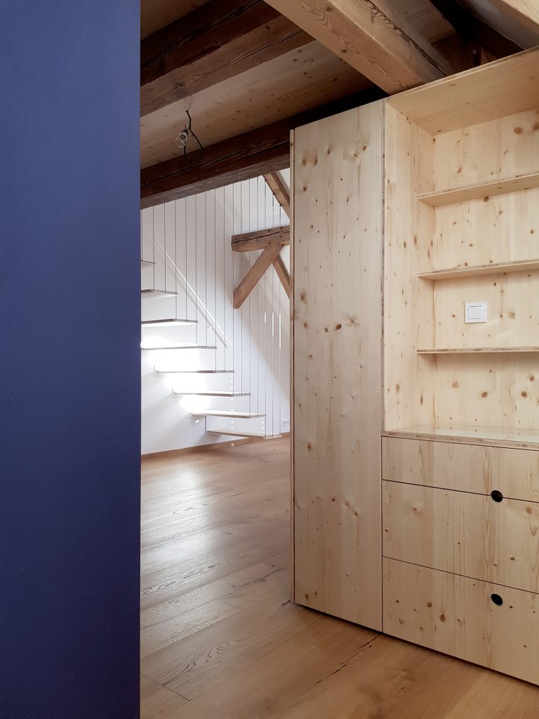 Surový drevený nábytok v podkroví