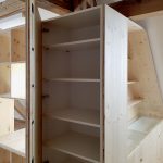 Surový drevený skosený nábytok v podkroví