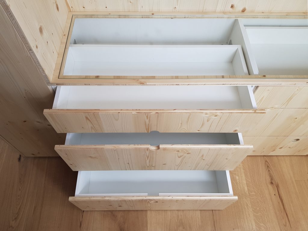 Otvorené drevené šuflíky