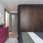 Hosťovská izba s oblou drevenou stenou