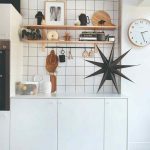 Malá kuchyňa v bielej s výraznou škárovačkou a prírodným náradím