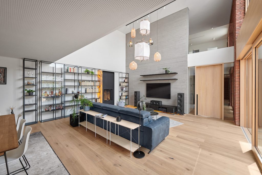 Veľká moderná dizajnová obývačka s policovou kovovou zostavou