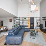 Veľká moderná dizajnová obývačka s policovou kovovou zostavou