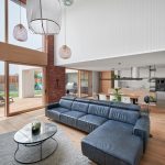 Veľká moderná dizajnová obývačka a kuchyňa v presklenom dome