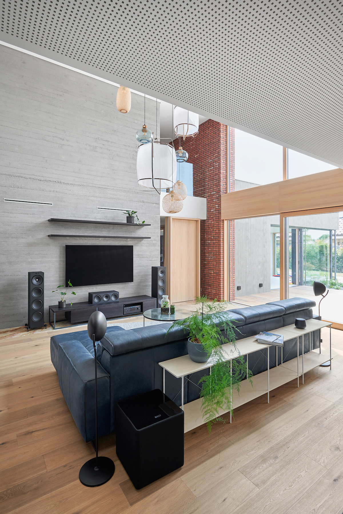 Veľká moderná dizajnová obývačka s betónovou stenou