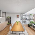 Moderná kuchyňa, jedáleň a obývačka s policovou kovovou zostavou