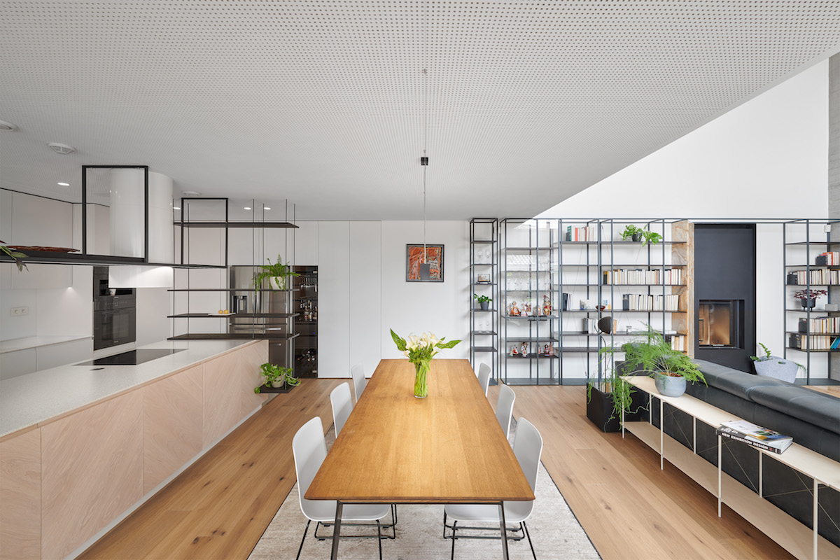 Moderná kuchyňa, jedáleň a obývačka s policovou kovovou zostavou